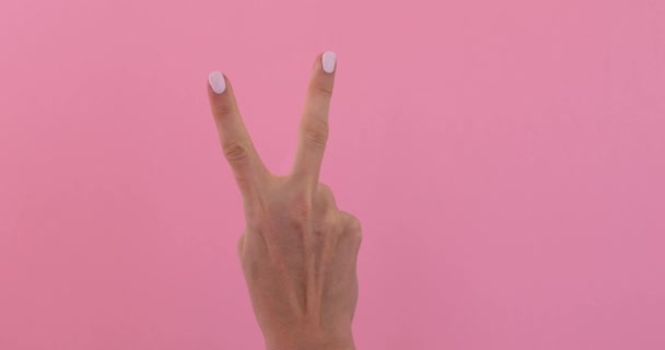 Close-up vrouwelijke hand tellen van 2 - Video