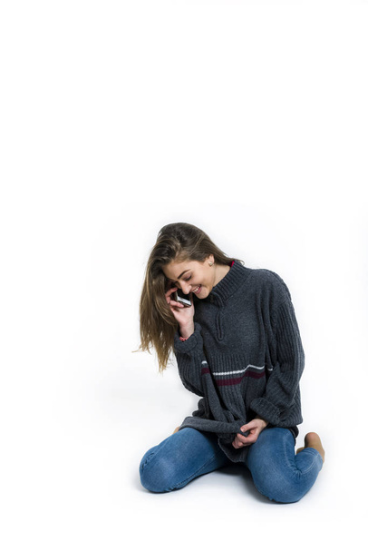 Chica joven con un teléfono en la mano
 - Foto, imagen