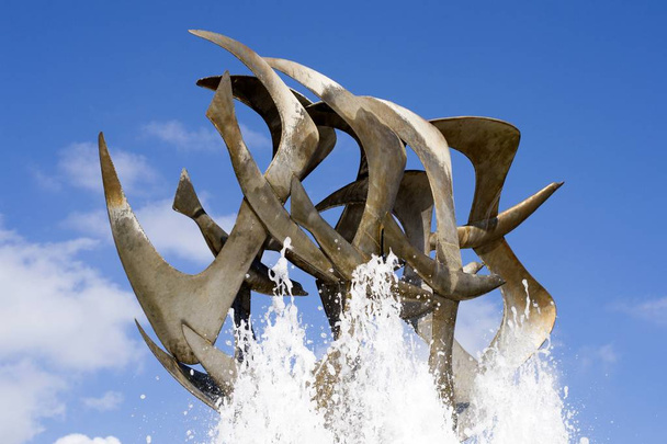 Détails de la fontaine de mouettes à Chypre et ciel bleu  - Photo, image
