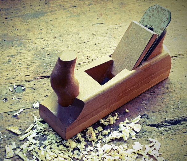 дерев'яний стругач чип над верстатом
 - Фото, зображення
