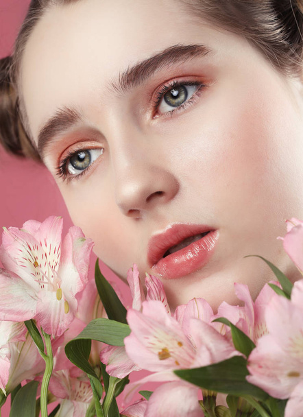 model with perfect make up and pink flowers - Φωτογραφία, εικόνα