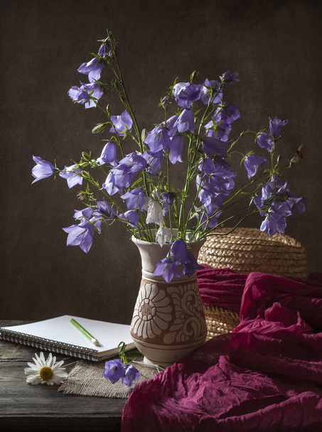 Bonito buquê de flores em forma de sino
 - Foto, Imagem