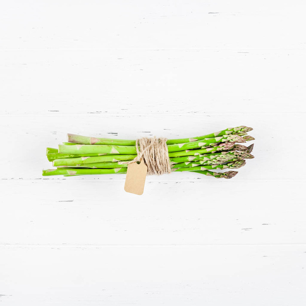 Świeże zielone szparagi na białym drewnianym tle - Zdjęcie, obraz
