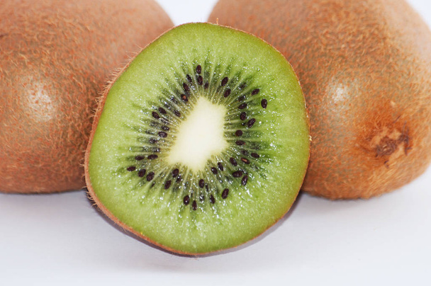 Kiwi, fehér háttér. Lédús, érett gyümölcs izolátum - Fotó, kép