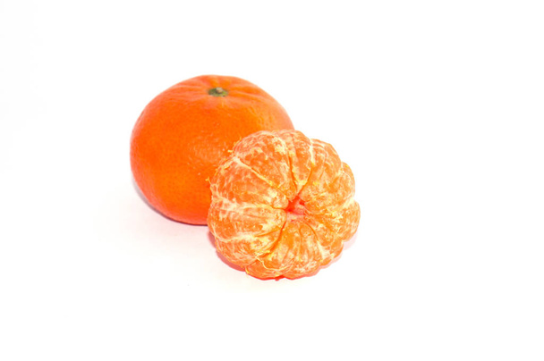 Deux mandarines juteuses sur fond blanc, macro
 - Photo, image
