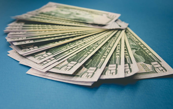 Pacchetto di banconote da cinquanta dollari isolato su sfondo blu
 - Foto, immagini