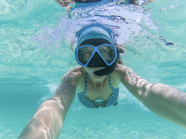 クリスタル cl でシュノーケ リングしながら水中の selfie を取る女性 - 写真・画像