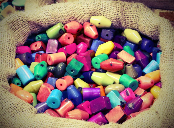 boutons colorés de différentes formes avec de l'ivoire végétal
 - Photo, image