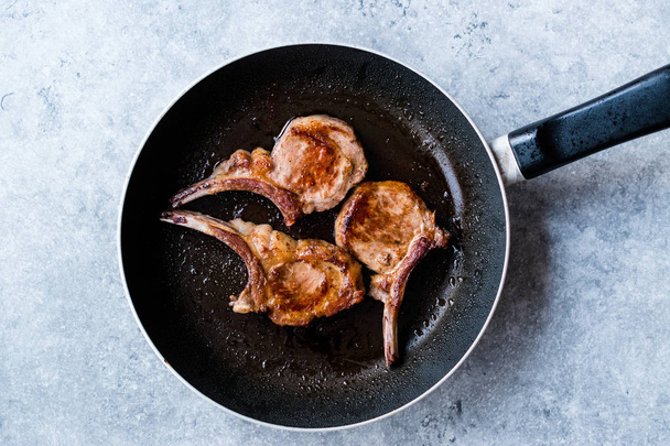 Fried Lamb Chops in Pan. Grilled and Sauteed - Foto, imagen
