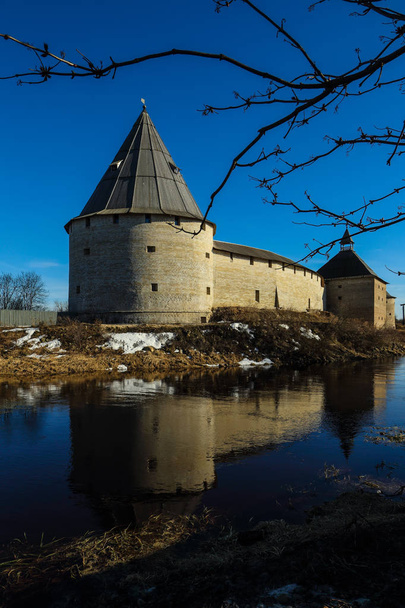 Αναπαλαιωμένο μεσαιωνικό φρούριο - Φωτογραφία, εικόνα