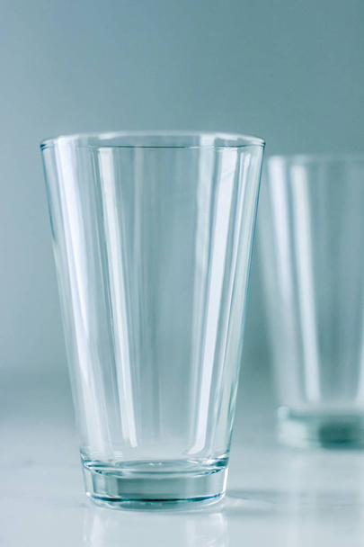 Tiszta üres üvegek márványasztalán - Fotó, kép