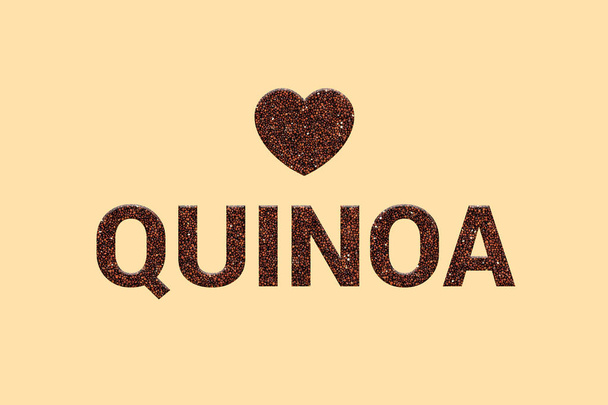Piros quinoa szuper élelmiszer-szemek textúra szöveget szív pasztell színű háttér. Vörös perui Incan szuper élelmiszerek. Tipográfia a teljes kiőrlésű gabona nyers szerves quinoa magok. Vegán méregtelenítő ételek. - Fotó, kép