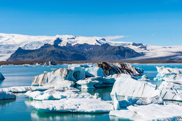 Η λιμνοθάλασσα των Παγετώνων Jokulsarlon και ο παγετώνα Oeraefajokull, μέρος του εθνικού πάρκου Vatnajokull - Φωτογραφία, εικόνα