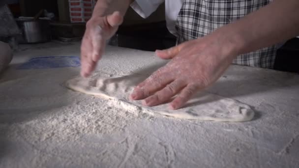 Tvorba těsta s moukou za účelem vytvoření turecké pity - Záběry, video