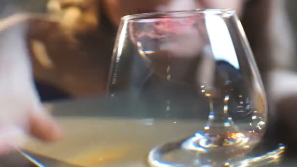 Sarhoş kadın brendi bardağı koyarak, taksi aramaya çalışıyor, alkol bağımlılığı - Video, Çekim