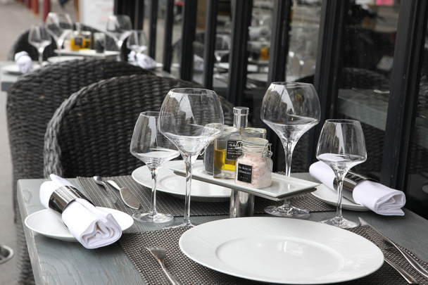 θέα στο δρόμο του καφέ βεράντα με άδειο τραπέζια και καρέκλες, Παρίσι Γαλλία - Φωτογραφία, εικόνα