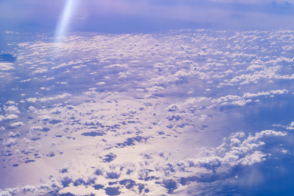 Море голубых и белых облаков видно сверху
. - Фото, изображение