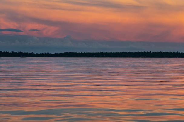Pink Sky világít felhők és a felszíni tó - Fotó, kép