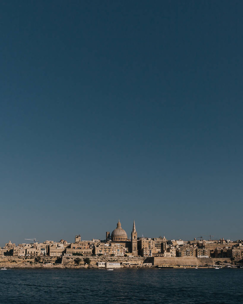 Skyline de Valletta, Malta sob o céu azul, com cúpula da Basílica
 - Foto, Imagem