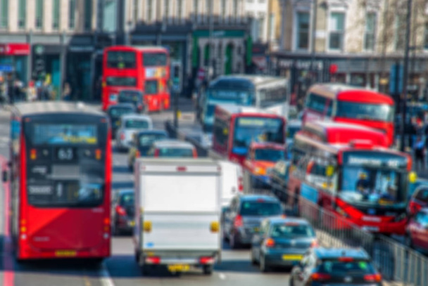 Tráfico pesado en una calle de Londres
. - Foto, Imagen