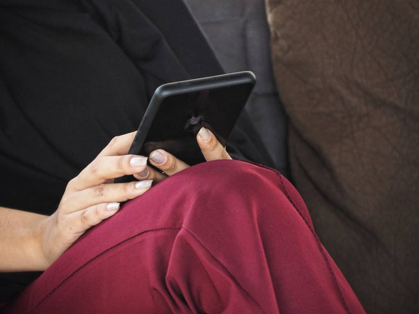 Mujer usando el teléfono inteligente en la mano - Foto, Imagen