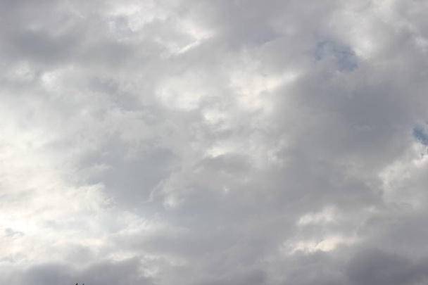 Achtergrond, textuur, witte wolken op een blauwe hemel in de ochtend. - Foto, afbeelding