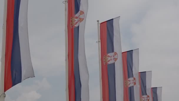 Σερβική εθνική σημαία, που φτερουγίζει και ξεδιπλωθεί μπροστά από τα κυβερνητικά κτίρια στο Βελιγράδι, Σερβία - Πλάνα, βίντεο