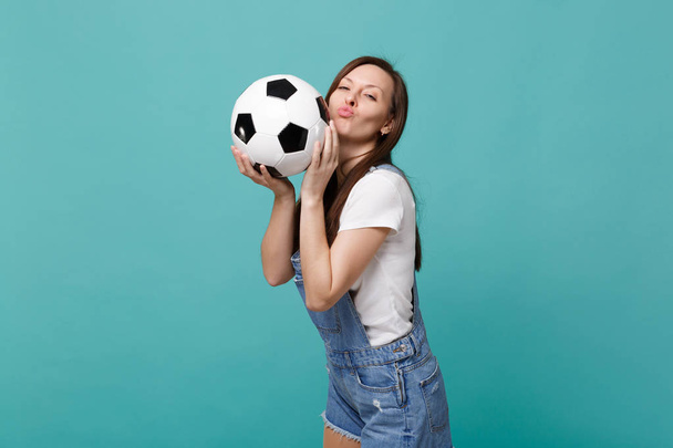 Гарненька жінка футбольний фанат підтримує улюблену команду з футбольним м'ячем
 - Фото, зображення