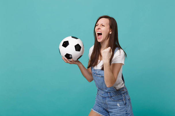 Szalony krzyczeć dziewczyna piłka nożna fan cheer w górę wsparcie ulubiony zespół - Zdjęcie, obraz