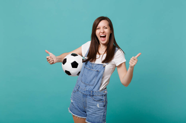 Ευτυχής νεαρή γυναίκα Ποδόσφαιρο Fan επευφημούν υποστήριξη αγαπημένη ομάδα Wi - Φωτογραφία, εικόνα