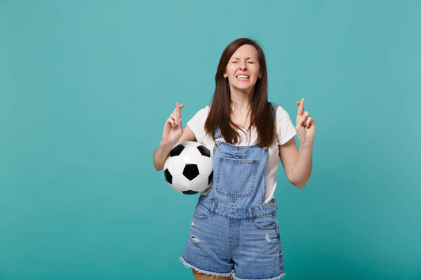 Nuori nainen jalkapallo fani tuki suosikki joukkue jalkapallo
  - Valokuva, kuva