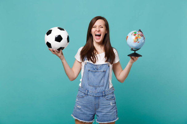 Boldog sikoltozó lány foci rajongó felvidítani támogató kedvenc csapata - Fotó, kép