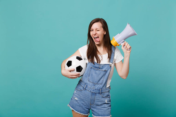 Αστεία νεαρή γυναίκα φαν του ποδοσφαίρου υποστήριξη αγαπημένη ομάδα με ποδόσφαιρο - Φωτογραφία, εικόνα