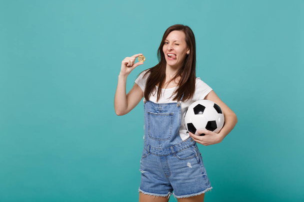 Веселая моргающая девушка футбольный болельщик поддерживает любимую команду с S
 - Фото, изображение