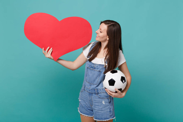 Досить молода жінка футбольний фанат підбадьорює підтримку улюбленої команди w
 - Фото, зображення