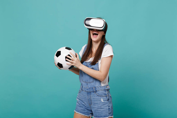 fröhliches junges Mädchen Fußballfan schaut in Headset hält socc - Foto, Bild