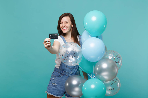 クレジットバンク c を持つデニムの服で幸せな若い女性を笑顔 - 写真・画像