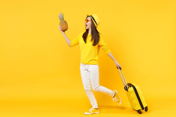 alegre viajero turista mujer en verano ropa, sombrero celebrar fres
 - Foto, Imagen
