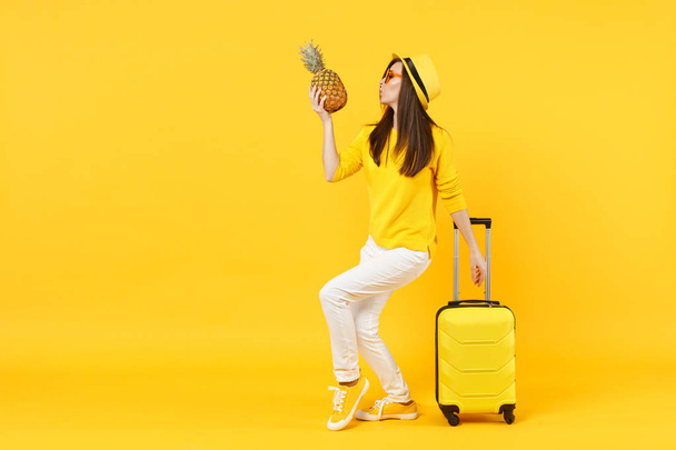 Bastante viajero turista mujer en ropa de verano, sombrero celebración fre
 - Foto, Imagen