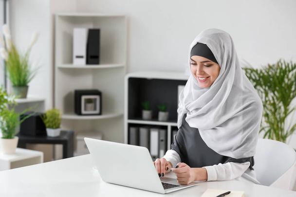Muslimin arbeitet im Büro am Laptop - Foto, Bild