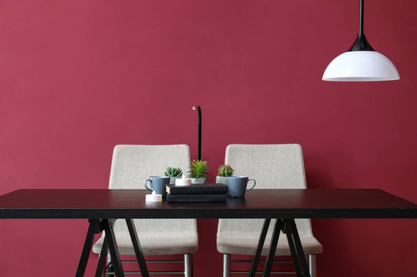 Asztal és székek közelében színes fal - Fotó, kép