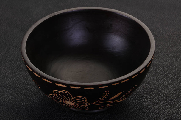 Felső fekete háttér üres fából készült bowl - Fotó, kép