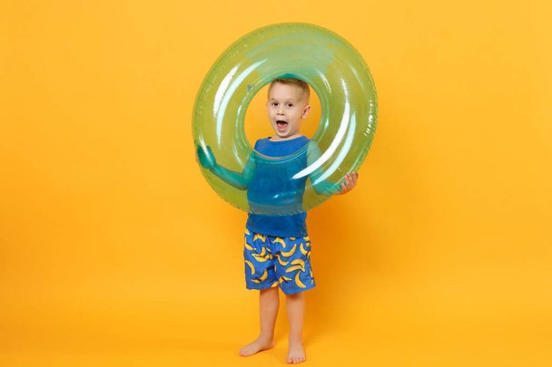 Ragazzo 3-4 anni in spiaggia blu vestiti estivi tenere inflatab
 - Foto, immagini