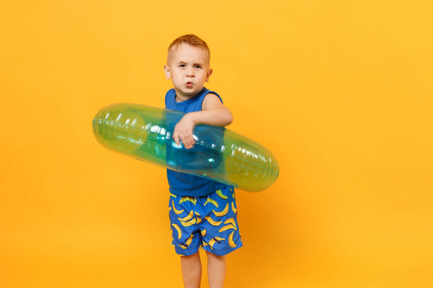 Kid poika 3-4 vuotta vanha sininen ranta kesävaatteet pidä inflatab
 - Valokuva, kuva