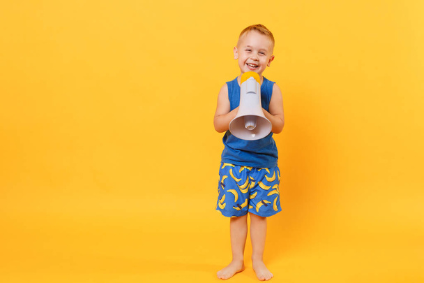 Junge 3-4 Jahre alt in blauer Strandsommerkleidung - Foto, Bild