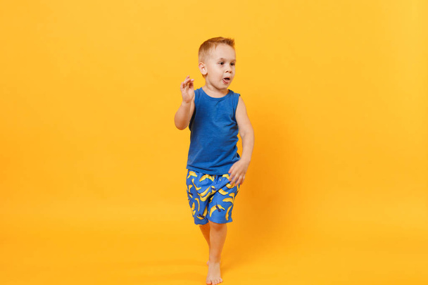 楽しい笑顔の子供男の子 3-4 歳身に着けている青いビーチ夏血栓 - 写真・画像