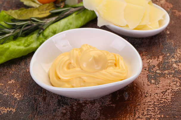 Molho de queijo na tigela servido parmesão fatiado - Foto, Imagem