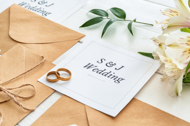 白いテーブルの結婚式の招待状 - 写真・画像