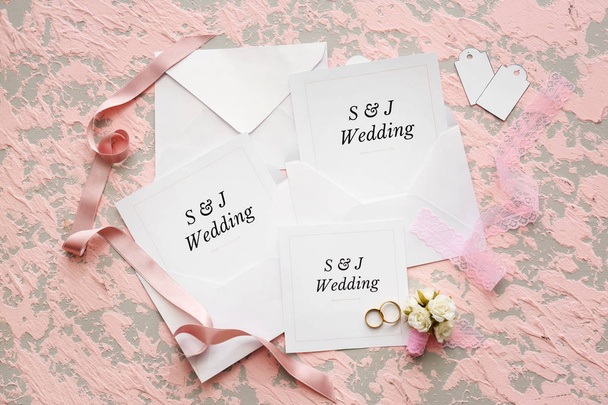 Hochzeitseinladungen auf farbigem Hintergrund - Foto, Bild