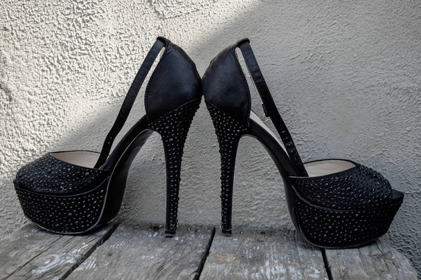 Egy fotó a divat gyönyörű női cipő magas sarkú cipők. - Fotó, kép